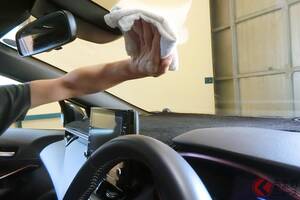 洗車したのにキレイにならない「窓ガラス」水道水で拭いちゃダメ！ 普通の水”だと余計に曇る!?  ガラスの汚れをスッキリ除去する意外な方法とは？