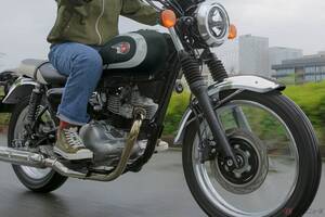 クラシカルデザインと現代技術の融合、カワサキ「W230」2026年モデル発売!! 軽量143kgで足つき性抜群のネイキッドバイク