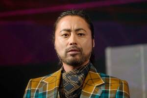 俳優「山田孝之」の“愛車”「“超デカい”トヨタ車」公開！ 超“髭面”に「似合いすぎ」てる「本格モデル」とは