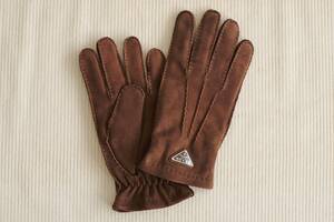 確固たる存在感を静かに放つプラダ──2025年の秋冬スタイルを小物でアップデートする