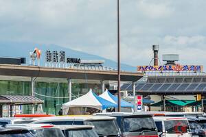 高速SA「1台も入れさせません！」 NEXCO異例の「完全“封鎖”作戦」実施！ 花火“タダで見物客”殺到で「SA満車」「大渋滞」に発展… 中央道「諏訪湖SA」15日午後“全面閉鎖”へ