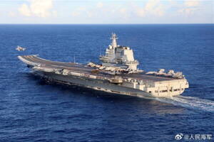 中国軍 史上初めて複数の空母艦隊を展開した理由を発表！ まるで『トップガン』な戦闘機の発艦作業も公開