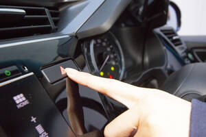昔はドライバーの正面になかった？　クルマのハザードスイッチがインパネ中央に移動したワケ