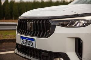 フィアットの小型SUVクーペ、『ファストバック』に改良新型…新グリルで大胆チェンジ