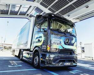 ダイムラートラック、大型EVトラクターの量産スタート　満充電で500km走行可能