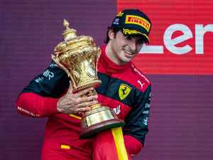 2022年F1第10戦、カルロス・サインツが波乱の高速バトルを制して初優勝、フェルスタッペンは7位【イギリスGP】
