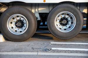 トラックがリアタイヤを浮かせて走る!?プラス200万円の車両費がかかっても必要な理由と機能