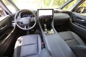 【台湾】約1,600万円!? 左ハンドルのトヨタ新型「アルファードPHEV」の印象は？ プラグインビジネスの覇者、台湾仕様を現地で乗った【試乗記】