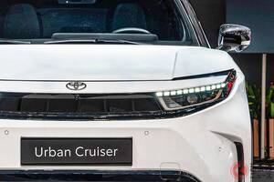 【イギリス】トヨタ新型「“アーバン”クルーザー」がスゴイ！ 全長4.3m級ボディの「コンパクトSUV」に反響多数！ 最新“サメ顔”の「パワフルモデル」が話題に