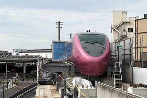 「紫のサンダーバード」現る！ 京都の廃線に元特急電車を陸送 “日本初”の店舗に