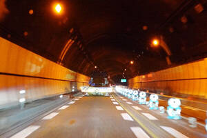 静岡の国道1号バイパス「ノロノロ対面通行」解消へ一歩 “4車線化”へ向け11夜間“通行止め” 迂回を！