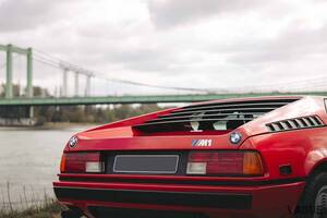 BMW初のミッドシップ・スーパーカーをオークションで発見 45年前のモデルなのに走行距離2万キロ台 極上の「M1」とは
