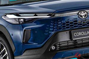 【オーストラリア】トヨタ新型「カローラ“クロス”」発表！ レクサス顔”に顔面刷新＆“スポーティ”なGRSも追加！ 大刷新な「コンパクトSUV」登場