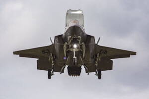 日の丸「空母」に載せます 自衛隊向けステルス艦載機「F-35B」初飛行に成功！ 九州には飛行隊も用意済み