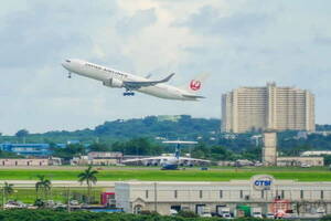 複数社が就航「日本から一番近い海外リゾート」JALで行くメリットは？ 乗ってみたら「いや、これは完璧だわ」