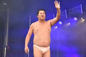 ピン芸人「とにかく明るい安村」がコミコミ「600の新車」購入！ しかし「免許は持ってません」!? 先行して買った“安心”の高級SUVとは