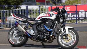 CB1000Fをアールズギア×TSRがコラボカスタム! 「Neo-Classic Rebellion」…90年代風にまとめたセパハン仕様が熱い!