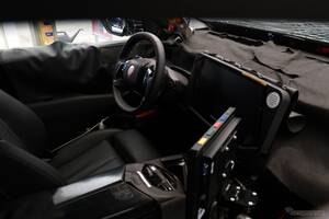 次期BMW『X5』の車内を激写！ メーターパネル廃止、全く新しいパノラミックiDriveディスプレイを搭載