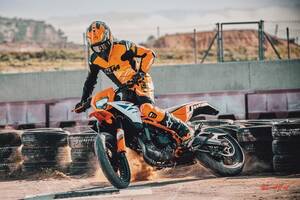 【新型KTM 390 SMC R】登場！ 普通自動二輪免許で乗れるスーパーモト 85万9000円で2025年8月発売