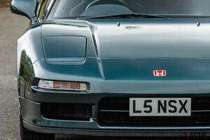 国産スーパーカーの代表格！ 極上の1994年式ホンダ「NSX-R」を英国で発見 右ハン＆パカ目の初期モデル