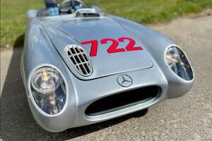 伝説の名車メルセデス・ベンツ「300SLR」が1000万円以下!? 本物そっくりの1/2スケールジュニアカーにはスターリング・モス卿のサイン入り！