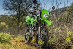 カワサキの新しいオフロードバイク「KLX230」正式発表！ アクティブに“林道ツーリングを楽しめる”注目モデルが11月27日発売へ