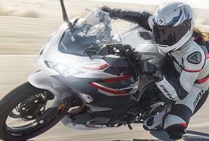 カワサキ『Ninja 400』2026年モデル発表、新色2色で11月発売、価格は81万4000<span class=