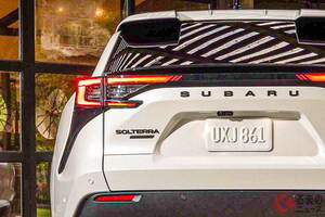 【米国】スバル「新型SUV」初公開！ 3年ぶり“大刷新”で “338馬力”の「ソルテラ」登場！ 初の「光る“六連星”」＆斬新「ツルツル顔」の「新モデル」登場