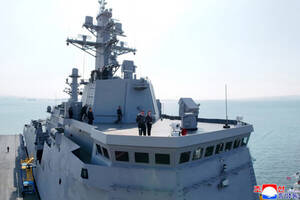 北朝鮮オリジナル“重武装艦”ミサイル発射実験を開始！ 見慣れない「謎のミサイル」もテスト