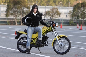 女子高校生が「ザ・原宿バイク」と呼ばれた’80年代のオシャレな原付バイク、ホンダのラクーンに乗ってみました！