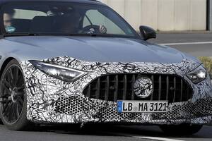 メルセデスAMG「SL」の改良型が姿を現す！ グリルとバンパーを中心に小変更を施しつつ「911」や電動モデル勢に対抗