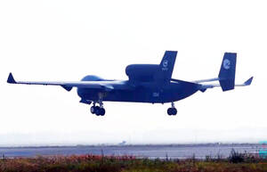 驚愕の性能!? 中国の“ドローン空中空母”が初飛行 100機以上が一斉発進！ 攻撃もAI自ら判断