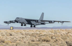 「100年乗れる爆撃機」に一歩近づく!? ご長寿機に新型レーダー搭載完了！ “前人未到の運用期間”に向け改修