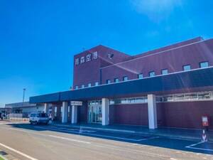 青森空港公式が投稿の“クセ強すぎる写真”が話題に 「混乱したw」「天地がひっくり返るような…」思わず2度見の全貌