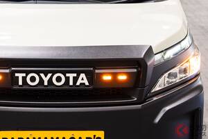 約472万円！ トヨタ「“SUV”ミニバン」!? 「TOYOTA」文字ロゴ＆オーバーフェンダーの「ヴォクシーSUV」！ 便利なスライドドア装備のパパママカーズオリジナルカスタム仕様登場