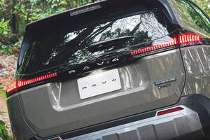 トヨタ新型「RAV4」ついに発売！ 価格は450万円スタート「GR」「PHEV」は“一旦おあずけ”