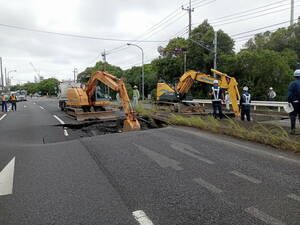 上下線ともにボコッ… 千葉の「東京湾岸道路」で路面陥没 内陸側への迂回を呼び掛け