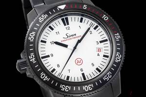 プロ仕様の人気モデルにシリーズ初のホワイトダイヤル！ 堅牢性に定評あるSinn（ジン）から日本国内100本限定モデルが登場