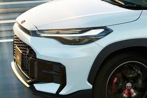 トヨタが「新型カローラクロス」発表！ 2リッターエンジンの「“走りの”GRスポーツ」×高性能4WD設定！ 276万円から買える「コンパクトSUV」 改良モデルは何が進化した？