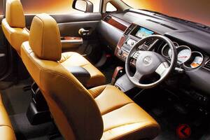 日産の「小さな高級車」が凄かった！ 全長4.2mサイズに「クラス超え上質モダン内装」×めちゃ広ッ後席採用！ 高級レザー×ウッド仕様もあった高級コンパクト「ティーダ」とは