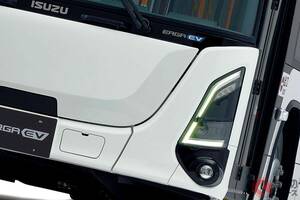 6500万円！“70人”乗れる「いすゞ最新モデル」に大反響！「いままでのバスと全然違う…」「精悍なデザインが良い！」の声も！ 超パワフルな“340馬力”発揮する「エルガEV」がスゴイ！