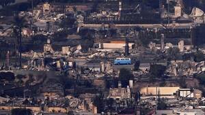 カリフォルニア山火事で生き残った「奇跡のバス」、VWが希望の象徴として復元へ