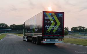 「124.7kmをバック走」でギネス世界新記録！ メルセデスベンツの新型トラックで
