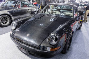 全身ドライカーボンのポルシェ「911」は約6000万円！ 250キロ軽量化した究極のレストモッドはすべてメイド・イン・ジャパンでした