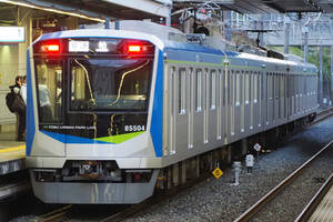 電車の足回りから「妙な光が出てる…！」 特殊能力をもった“フツーの電車”増加中 その正体とは？