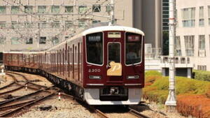 阪急電車の「500円座席」大幅に拡大へ 京都線で毎時4～6本の運行に “金色の帯”が入った異色車両