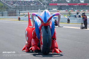 ポケモンの『ホンダコライドン』が鈴鹿8耐スタート前に初走行。貴重な姿にザルコも興味津々