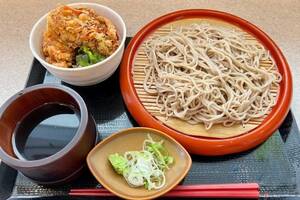 東関道「湾岸幕張PA」で発見！　夏の期間限定メニューと、衝撃の「マドレーヌチーズバーガー」!?　バイクで行く高速道路グルメ