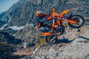 KTM「エンデューロモデル」7車種のラインアップを刷新、軽量化と冷却性能向上