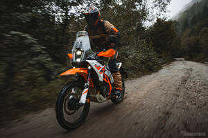 普通二輪免許で乗れる輸入アドベンチャー！KTM『390 アドベンチャーR』発表、97万9000円
